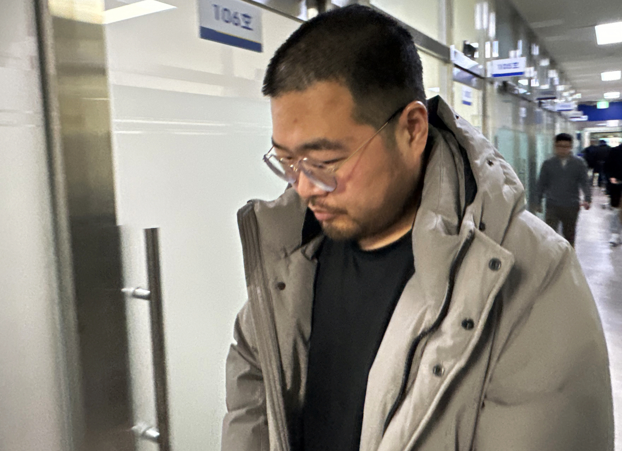 31일 오전 광주 서부경찰서에서 최영환 전 광주시의원이 경찰 조사를 받기 위해 이동하고 있다.[연합]