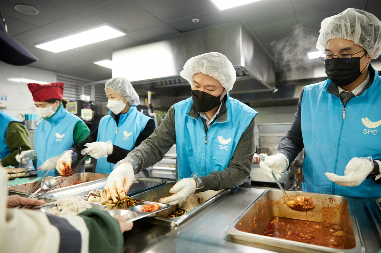31일 경기 성남에 있는 노숙인 무료 급식소 ‘안나의 집’에서 허희수 SPC그룹 부사장(오른쪽 두번째)과 임직원들이 배식 봉사활동을 진행하고 있다. [SPC그룹 제공]