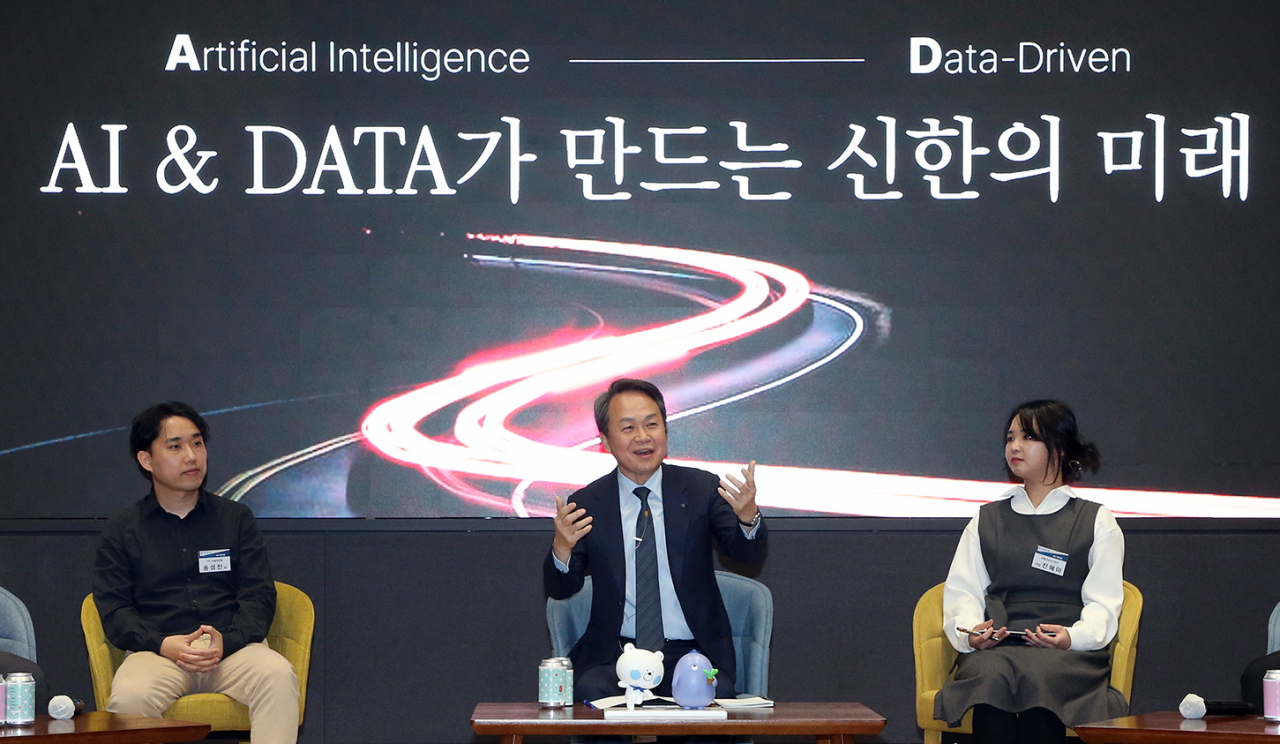 이날 행사에 참석한 진옥동(가운데) 신한금융그룹 회장이 직원들과 함께 이야기를 나누고 있다.[신한금융 제공]