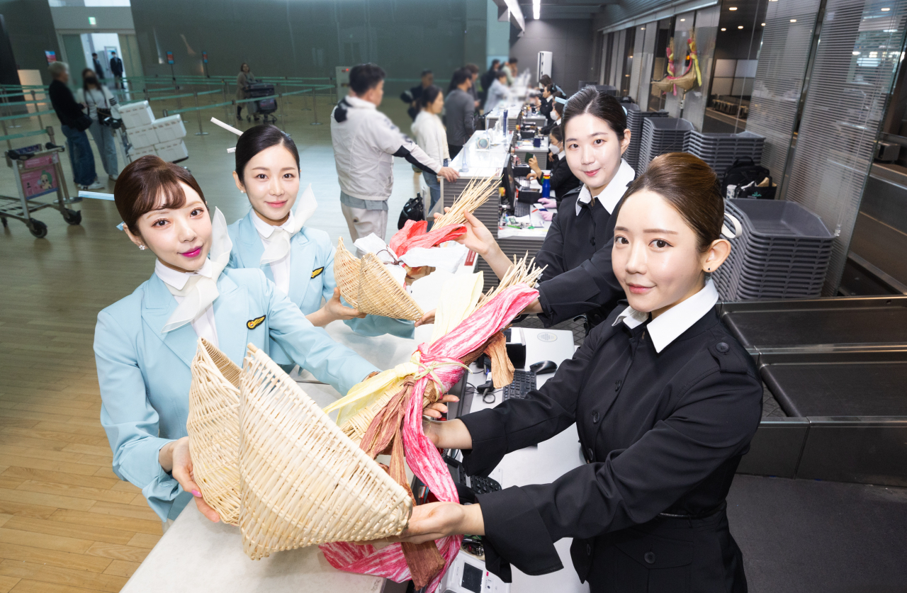 대한항공 객실승무원 등 직원들이 인천공항 제2여객터미널 대한항공 카운터에서 기념 촬영을 하는 모습. [대한항공 제공]