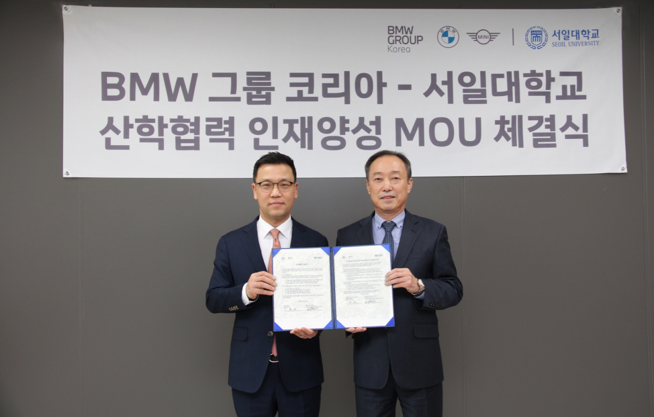 정상천(왼쪽) BMW그룹 코리아 서비스 총괄 본부장과 오선 서일대학교 총장이 지난달 31일 서울 중랑구 서일대에서 업무협약을 체결한 뒤 기념사진을 촬영하고 있다. [BMW 제공]