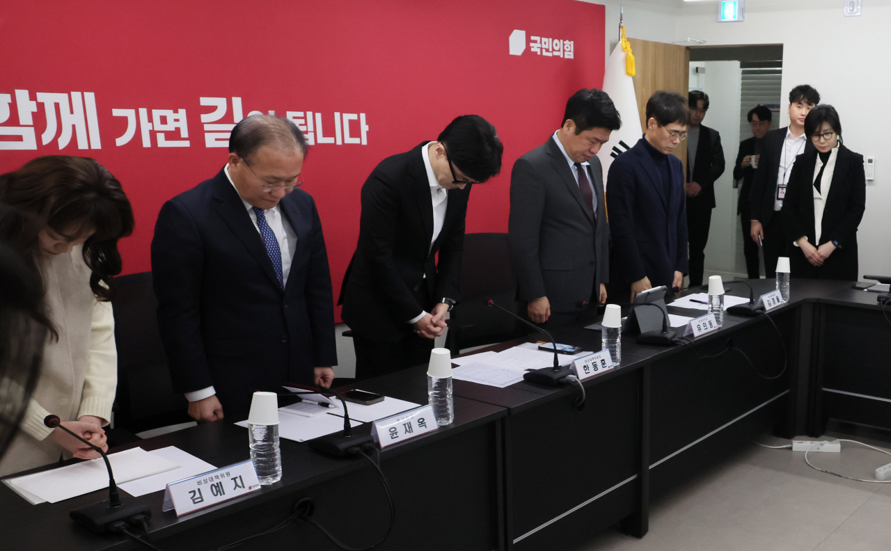 한동훈 국민의힘 비상대책위원장과 비대위원들이 1일 서울 여의도 당사에서 열린 비상대책위원회의에서 문경 화재 진화중 순직한 소방관들을 애도하는 묵념을 하고 있다. [연합]