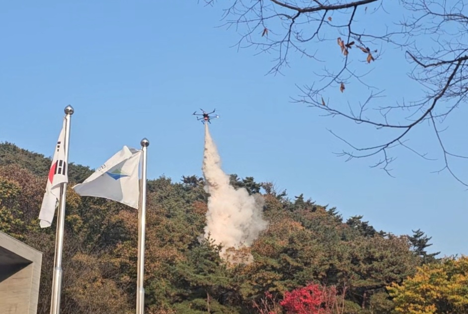 서울시는 봄철 산불조심기간의 시작인 1일부터 5월15일까지 자치구·공연여가센터·서울대공원 등과 함께 산불방지대책본부를 운영한다고 1일 밝혔다. 사진은 서울시의 화재진압 드론 시험운용 장면.[서울시 제공]