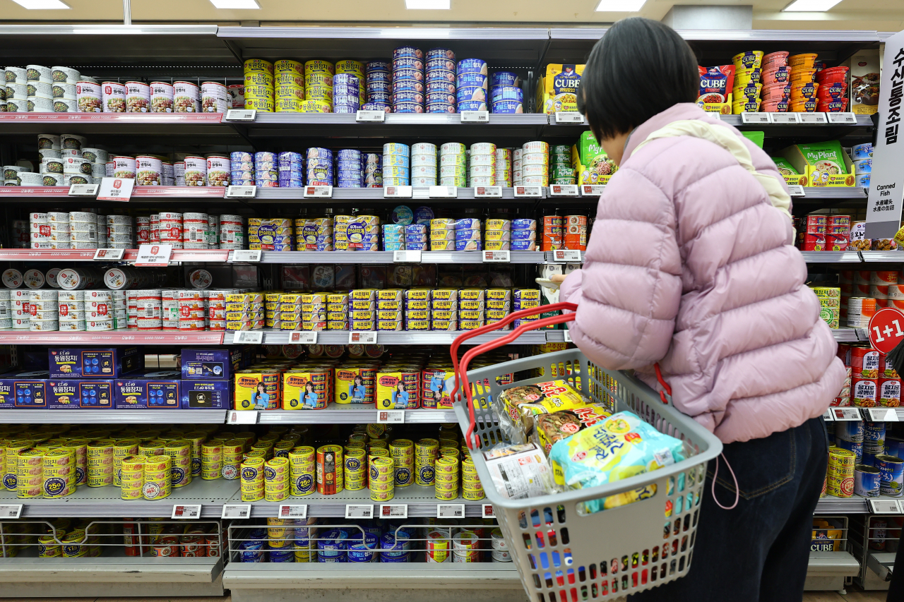 서울 시내 한 대형마트에서 한 소비자가 상품을 고르고 있다. [연합]