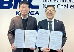 한국비엔씨 최완규 대표(왼쪽)와 SML바이오팜 김용관 대표가 공동 연구개발 계약을 하고 있다. [양사 제공]