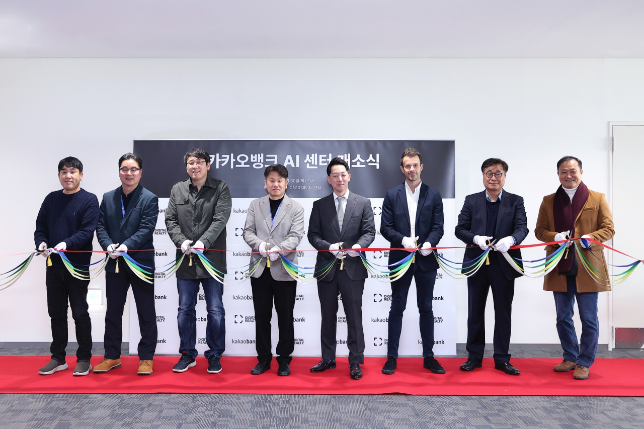 서울 마포구 상암동 'ICN10 상암 센터'에서 열린 카카오뱅크 'AI 전용 데이터센터' 개소식에서 신재홍(왼쪽 네번째) 카카오뱅크 최고기술책임자, 안현철(왼쪽 세번째) 카카오뱅크 최고연구개발책임자, 엄준식(왼쪽 두번째) 카카오뱅크 최고정보책임자, 서상원(왼쪽 첫번째) 카카오뱅크 인프라팀장, 한성민(왼쪽 다섯번째) 디지털 리얼티 코리아 대표 등 임직원들이 기념촬영을 하고 있다. [카카오뱅크 제공]