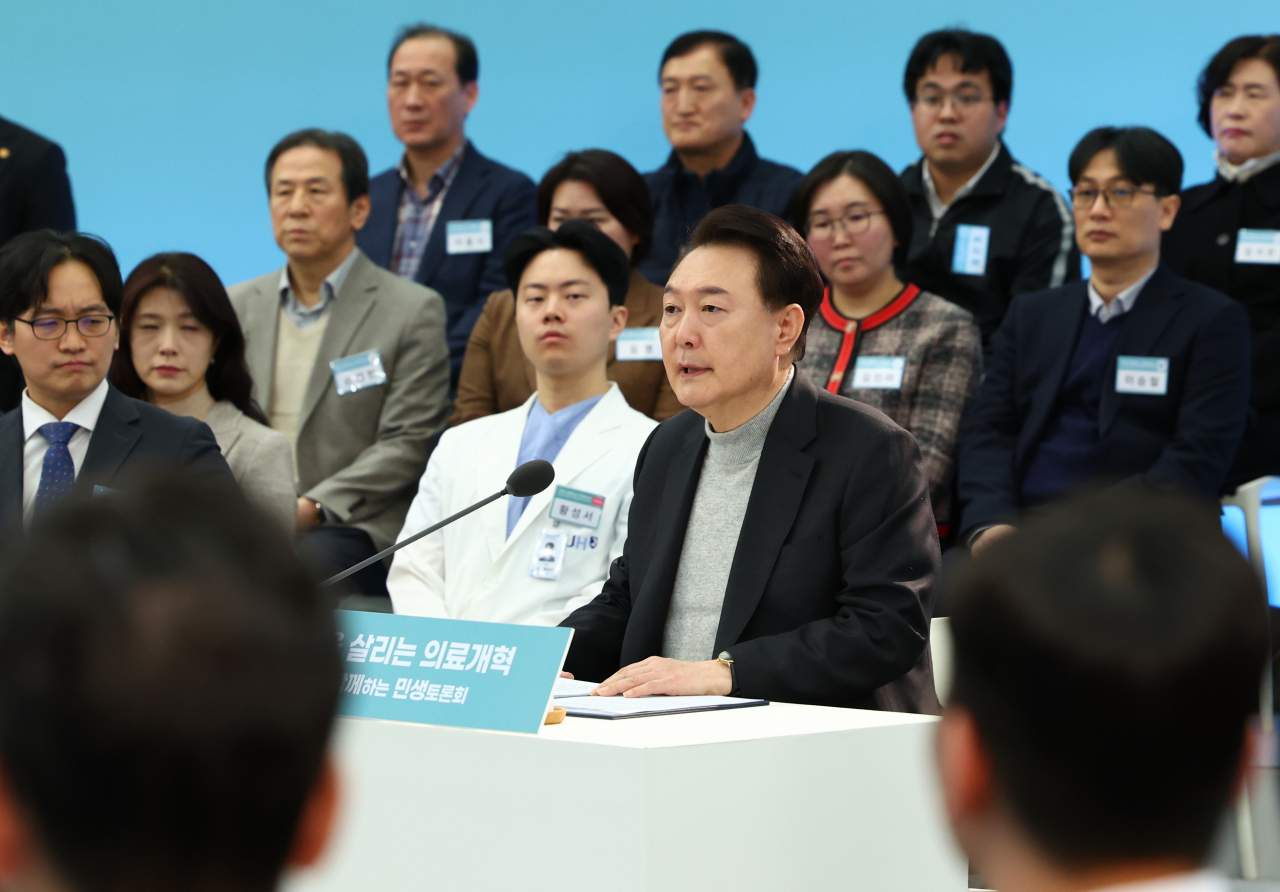 윤석열 대통령이 1일 경기도 성남시 분당서울대병원에서 열린 ‘국민과 함께하는 민생토론회-여덟 번째, 생명과 지역을 살리는 의료개혁’에서 발언하고 있다.[연합]