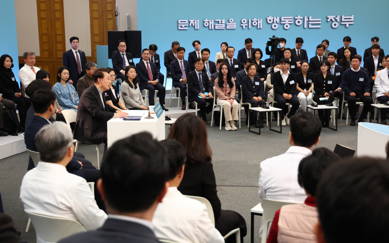 윤석열 대통령이 1일 경기도 성남시 분당서울대병원에서 열린 ‘국민과 함께하는 민생토론회-여덟 번째, 생명과 지역을 살리는 의료개혁’에서 발언하고 있다.[연합]