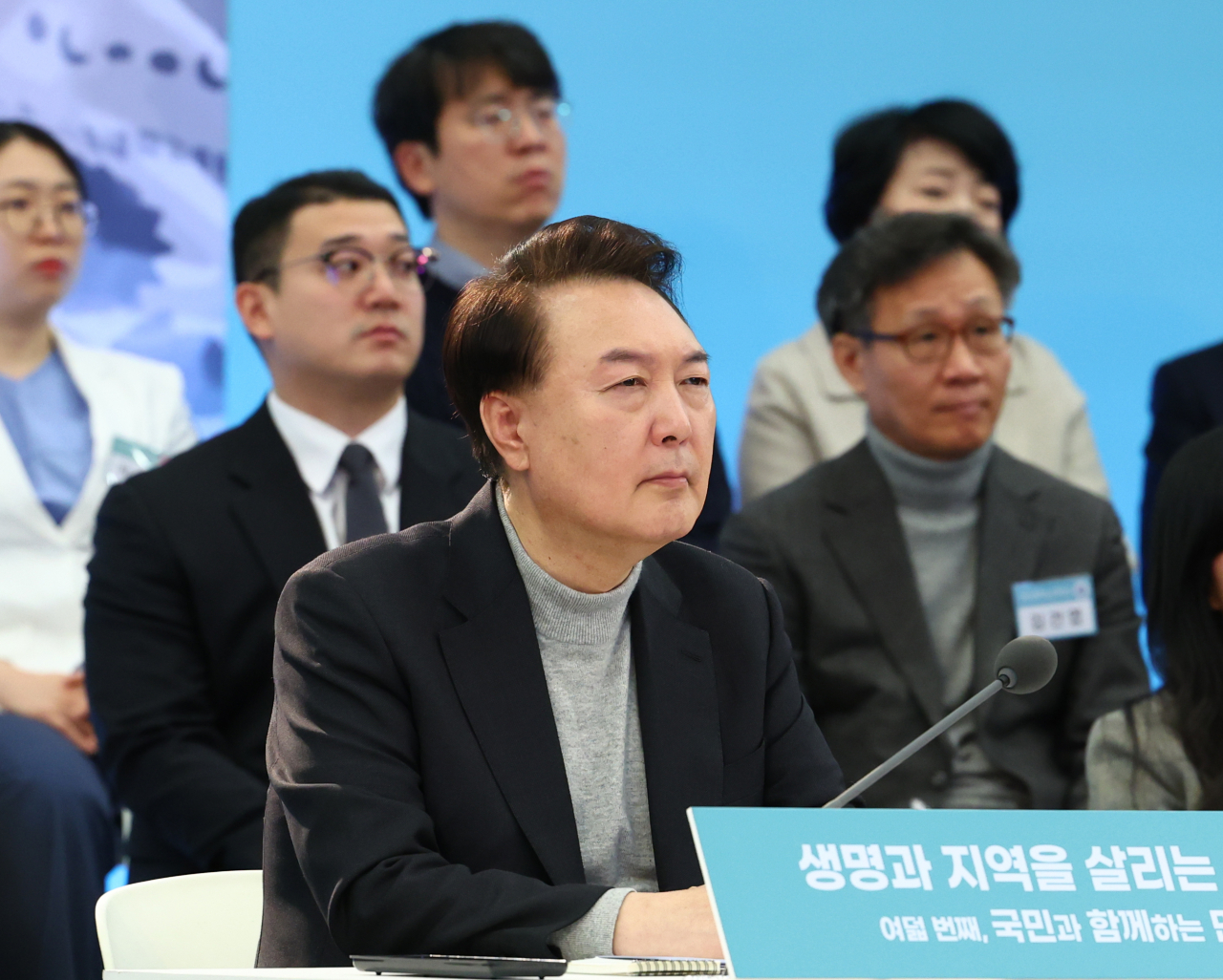 윤석열 대통령이 1일 경기도 성남시 분당서울대병원에서 열린 '국민과 함께하는 민생토론회-여덟 번째, 생명과 지역을 살리는 의료개혁'에서 조규홍 보건복지부 장관의 발표를 듣고 있다. [연합]