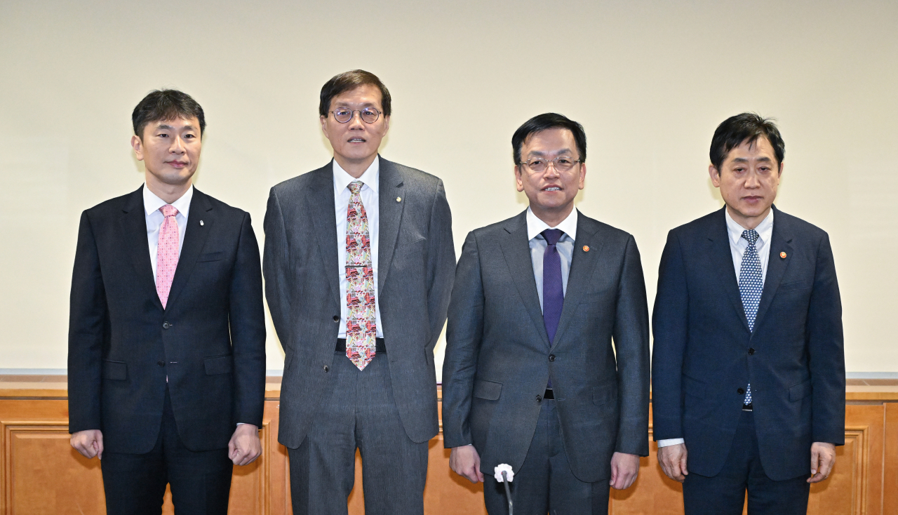 이복현(사진 왼쪽부터) 금융감독원 원장, 이창용 한국은행 총재, 최상목 경제부총리 겸 기획재정부 장관, 김주현 금융위원회 위원장이 1일 서울 중구 은행회관에서 열린 비상거시경제금융회의에서 회의 전 기념촬영을 하고 있다. 임세준 기자