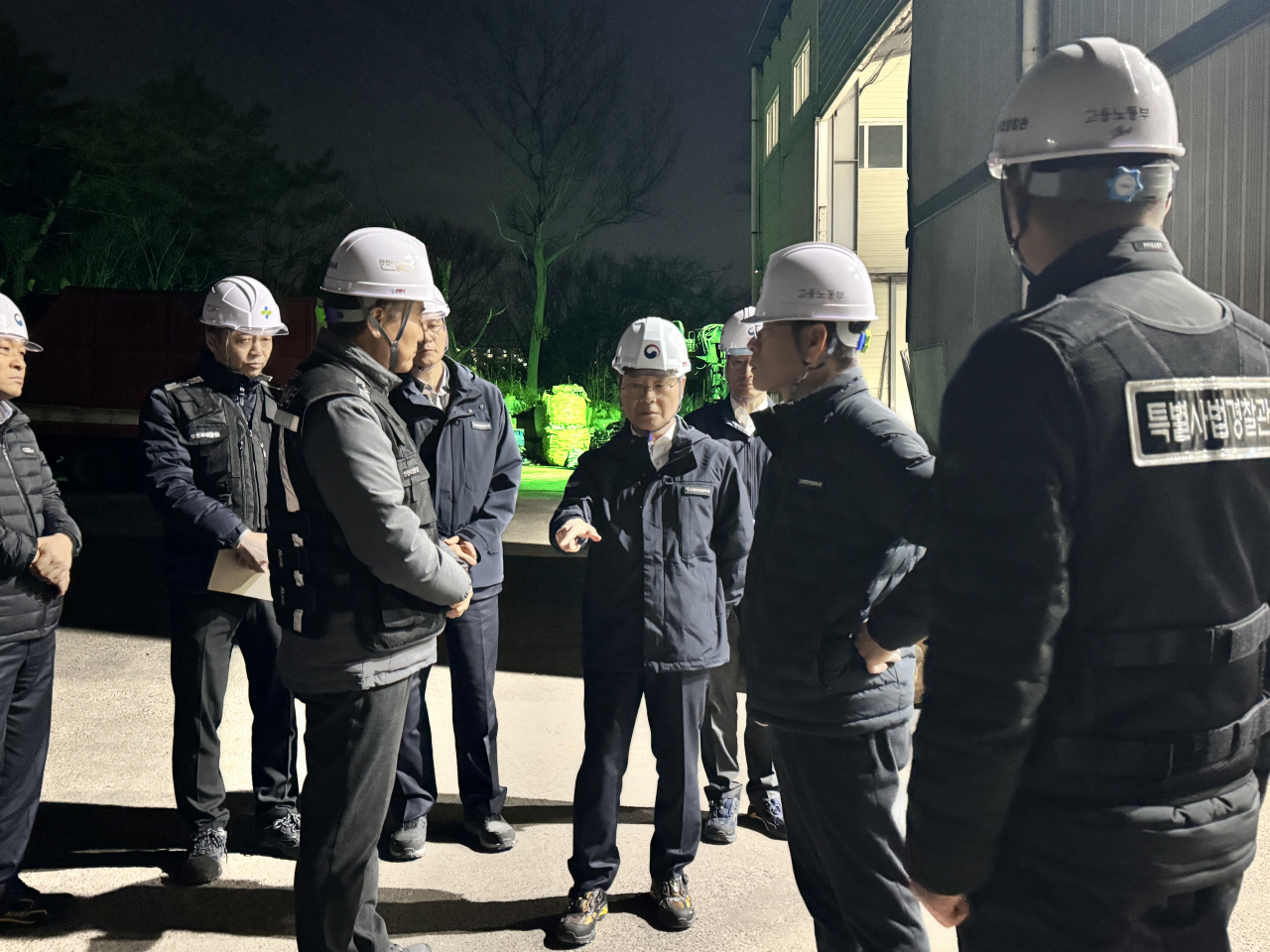 1월 31일 부산 기장군 중대재해처벌법 확대 적용 첫 사고 현장 수습을 지휘하고 있는 이정식 고용노동부 장관 [고용노동부 제공]
