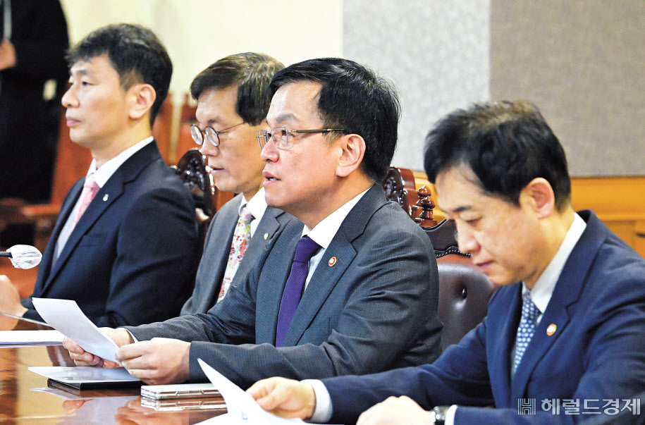 최상목(오른쪽 두 번째) 경제부총리 겸 기획재정부 장관이 1일 서울 중구 은행회관에서 열린 비상거시경제금융회의에 참석해 발언하고 있다. 임세준 기자