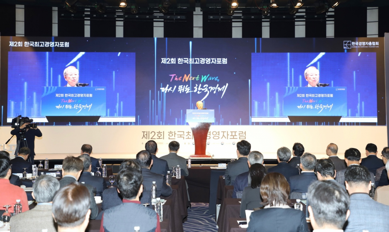손경식 한국경영자총협회 회장이 1일 서울 중구 웨스튼 조선 서울에서 열린 ‘제2회 한국최고경영자포럼’에서 인사말을 하고 있다. [한국경영자총협회 제공]