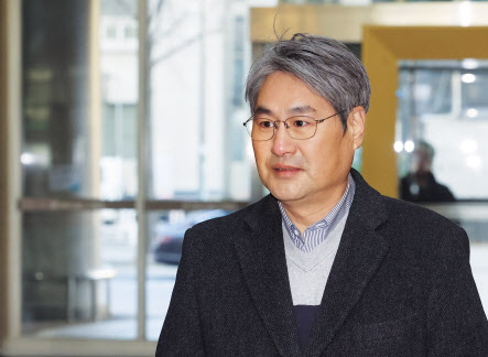 지난달 31일 스테이지엑스의 한윤제 입찰대리인이 제4 이동통신사 선정을 위한 5G 28㎓ 주파수 대역 경매가 열린 서울 송파구 아이티벤처타워로 들어서고 있다. [연합]