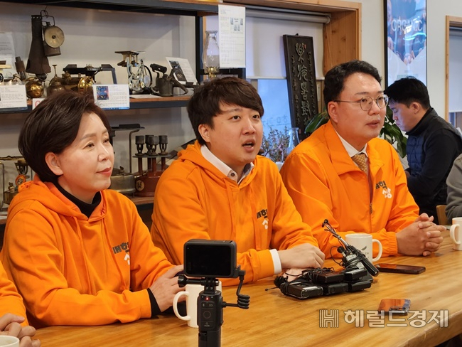 사진 왼쪽부터 개혁신당 양향자 원내대표, 이준석 당 대표, 천하람 최고위원. /박대성 기자.