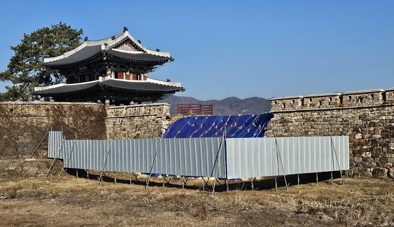 무너진 전라병영성 성벽[강진군 제공]