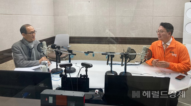 개혁신당 상징 색깔인 주황색 점퍼를 입은 천하람 최고위원이 1일 '시사초점, 전남 동부입니다'에 출연해 인터뷰에 응하고 있다. [KBS 순천 제공]