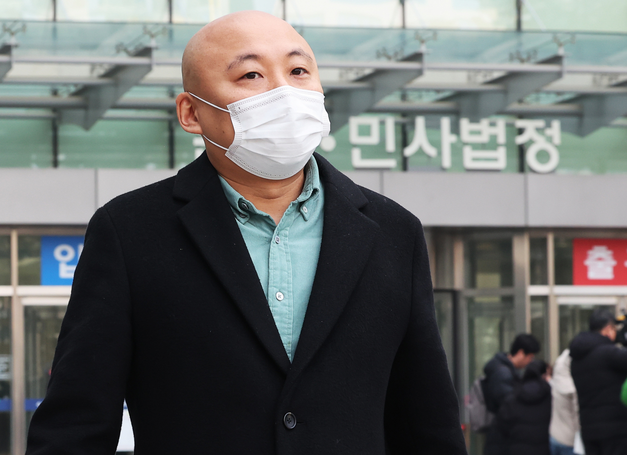 웹툰 작가 주호민이 1일 오전 경기도 수원시 영통구 수원지방법원에서 열린 주 씨의 아들을 정서적으로 학대한 혐의로 기소된 특수교사 A씨 1심 선고 공판이 끝난 후 법원을 나오고 있다. 수원지법 형사9단독 곽용헌 판사는 1일 아동학대범죄의 처벌 등에 관한 특례법 위반 및 장애인복지법 위반 등 혐의로 불구속기소 된 A씨에 대해 벌금 200만원의 선고를 유예했다. 연합뉴스