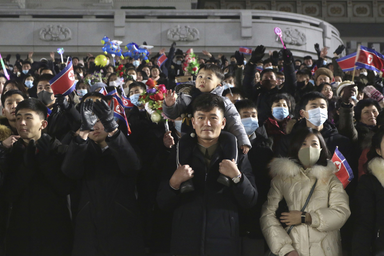 지난해 12월 31일 일요일 북한 평양 김일성광장에 청소년과 학생들의 새해맞이 축제를 위해 시민들이 모여들고 있다. [AP]