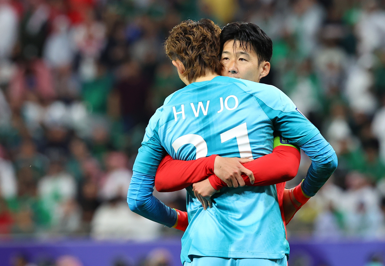 지난달 30일(현지시간) 카타르 알라이얀 에듀케이션 시티 스타디움에서 열린 2023 아시아축구연맹(AFC) 아시안컵 16강전 한국과 사우디아라비아의 경기. 승부차기 한국의 첫번째 키커 손흥민이 골을 성공시킨 뒤 조현우와 포옹하고 있다. [연합]
