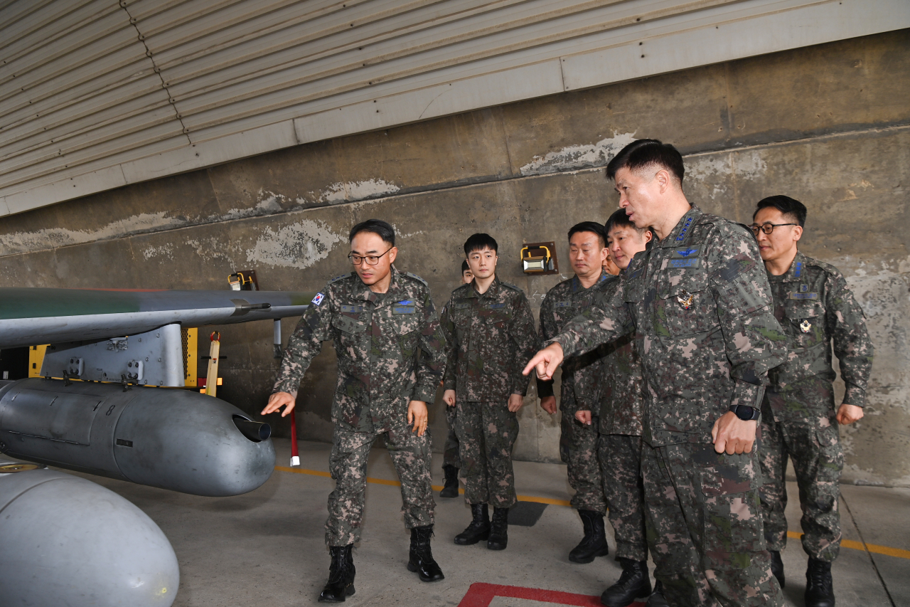 이영수 공군참모총장은 1일 서울기지를 찾아 코프 노스(Cope North) 훈련에 참가하는 CN-235 수송기와 훈련 참가 장병들의 준비상황을 점검했다.[공군 제공]
