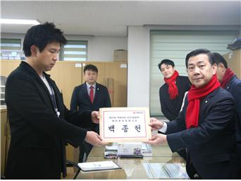 1일 백종헌 의원이 제22대 총선 부산 금정구 선거구 예비후보 등록을 하고 있다. [사진=백종헌 의원실]