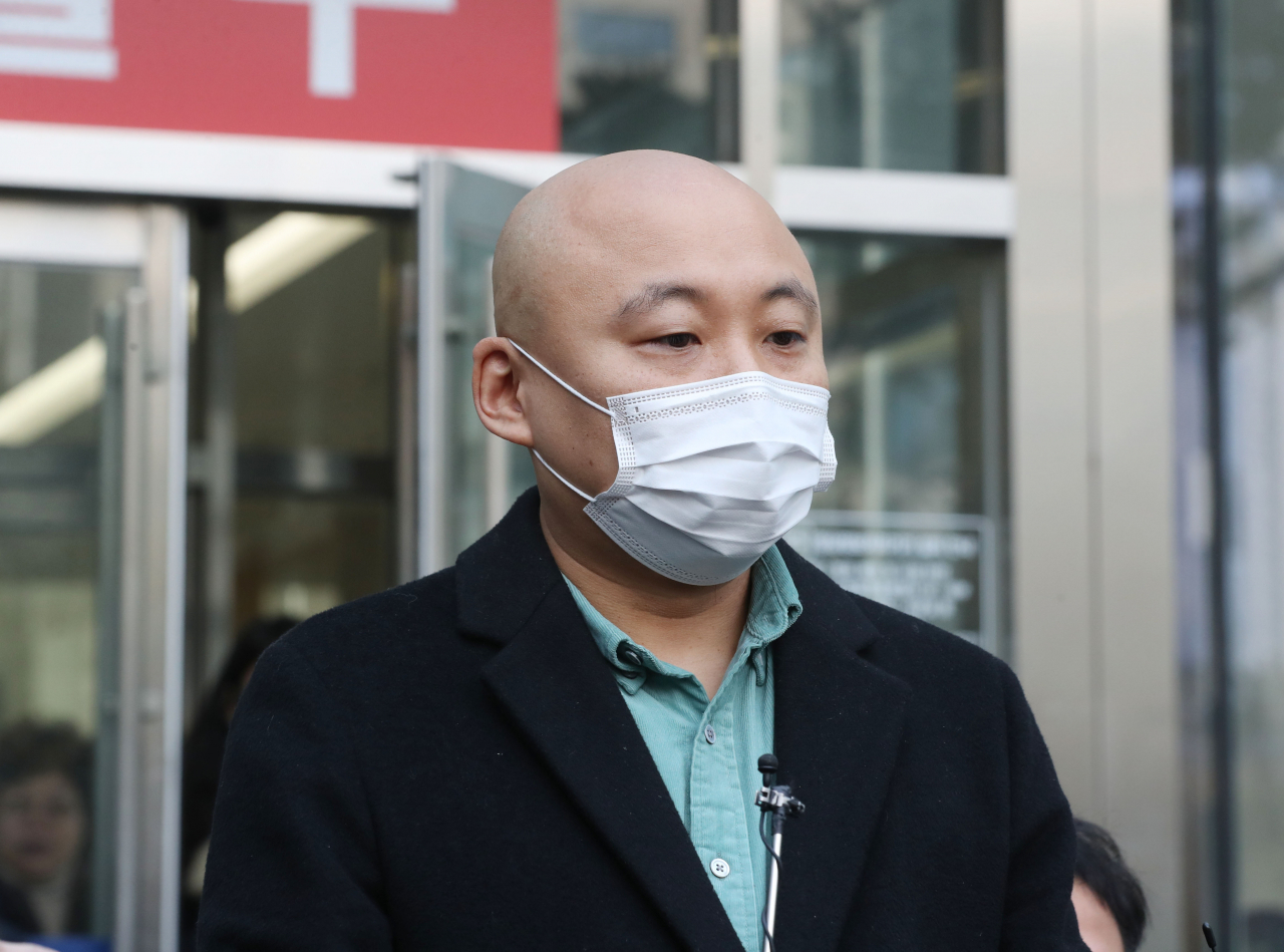 웹툰 작가 주호민이 씨가 1일 오전 경기도 수원시 영통구 수원지방법원에서 열린 주 씨의 아들을 정서적으로 학대한 혐의로 기소된 특수교사 A씨 1심 선고 공판이 끝난 후 취재진 질문에 답하고 있다. [연합]