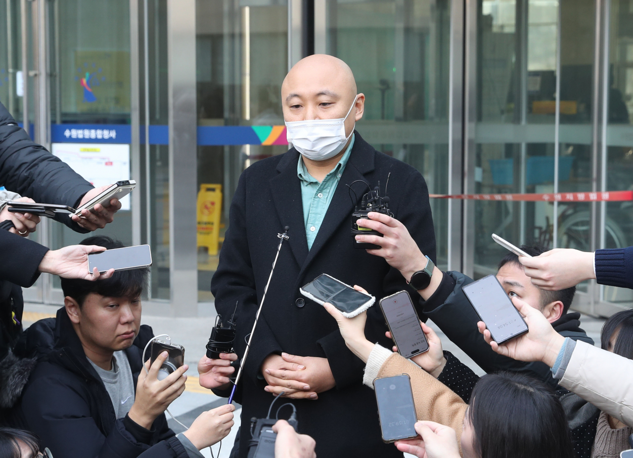 웹툰 작가 주호민 씨가 1일 오전 경기도 수원시 영통구 수원지방법원에서 취재진 질문에 답하고 있다. [연합]