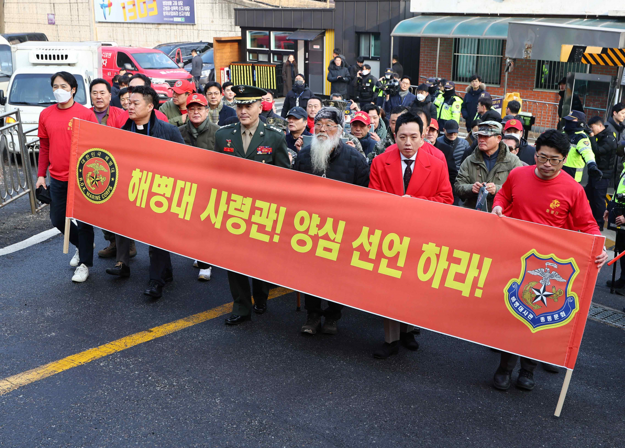 해병대 채모 상병 순직사건 수사 이첩 관련 항명 및 상관명예훼손 혐의로 기소된 박정훈 전 수사단장(대령)이 1일 서울 용산 중앙군사법원에서 열린 공판에 출석하기 위해 법정으로 향하고 있다. [연합]