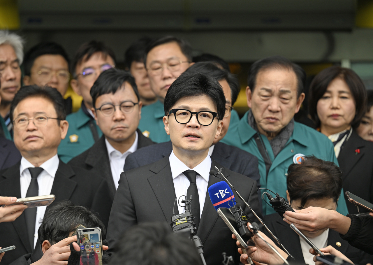 한동훈 국민의힘 비상대책위원장이 1일 오후 경북 문경시 산양면 문경장례식장에서 육가공공장 화재현장에 투입됐다 순직한 구조대원의 조문을 마친 뒤 취재진의 질문에 답하고 있다. [연합]