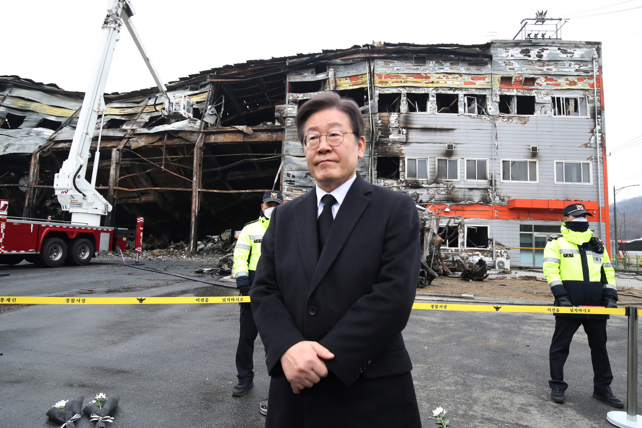 이재명 더불어민주당 대표가 1일 오후 경북 문경시 육가공업체 공장 화재 현장을 찾아 헌화한 뒤 순직 소방관을 애도하고 있다. [연합]