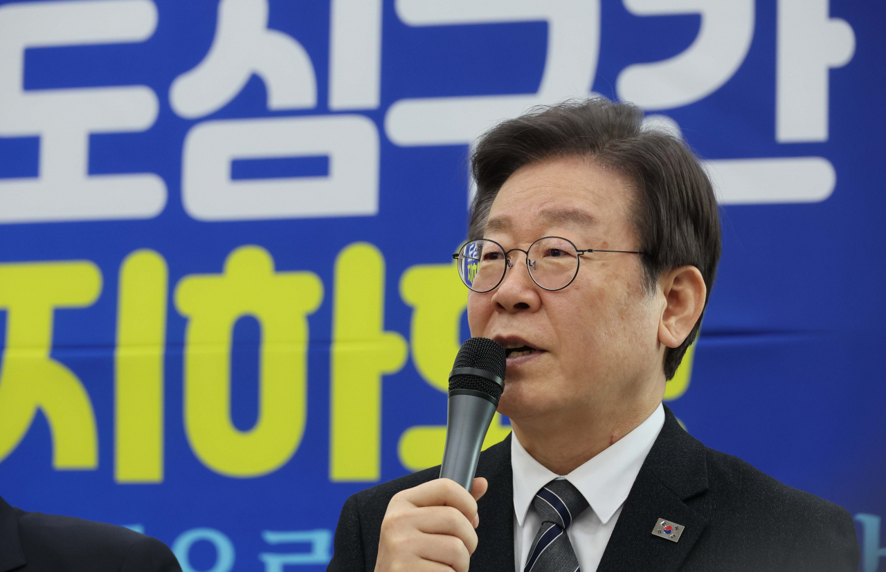 이재명 더불어민주당 대표가 1일 신도림역에서 도심철도 지하화 공약을 발표하고 있다. [연합]