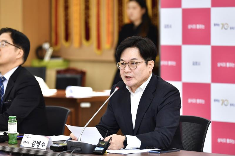 김병수 김포시장이 1일 2024년 신년 언론 시정설명회에서 시정 방향에 대해 밝히고 있다.