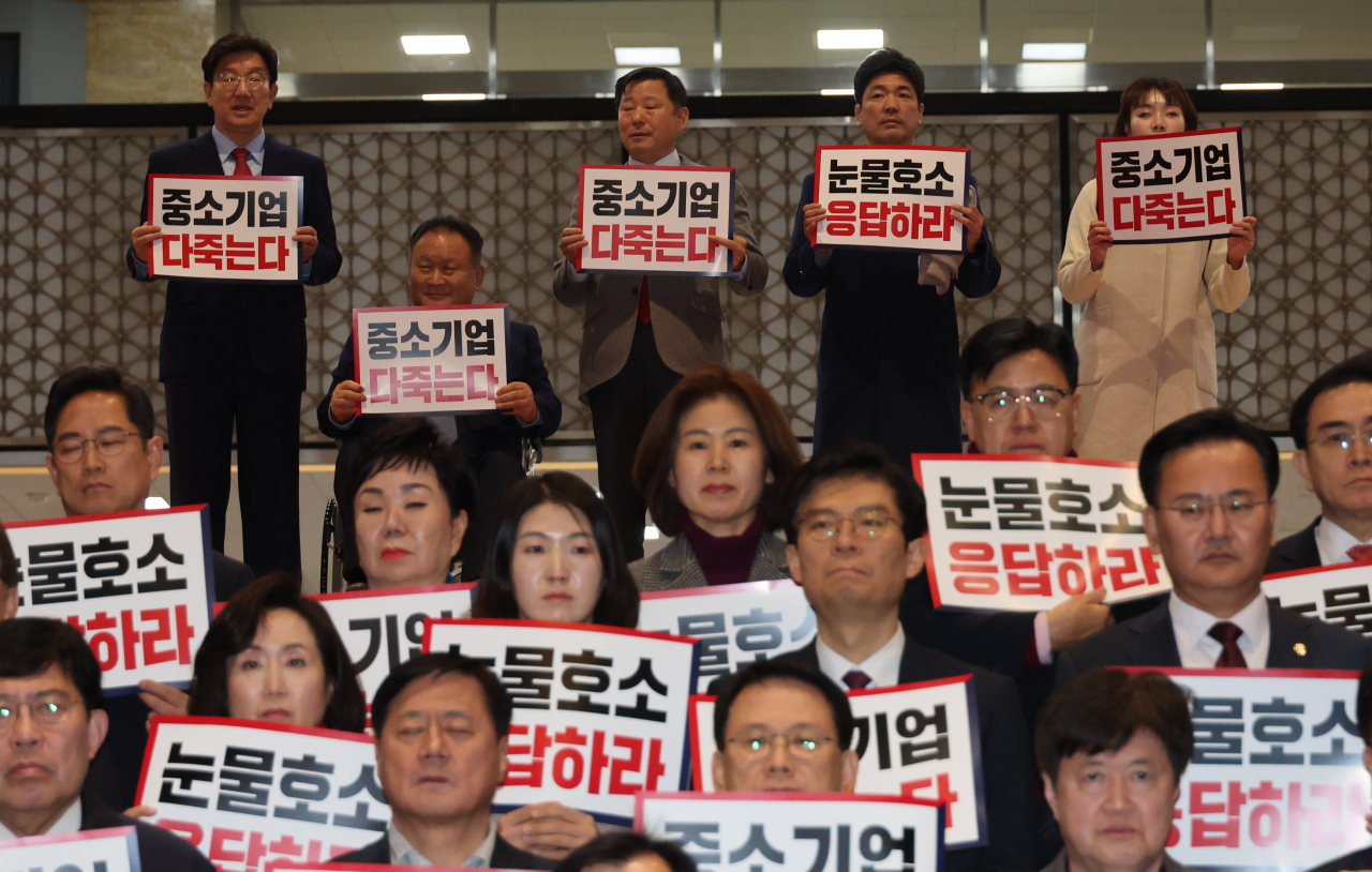 1일 국민의힘 이상민 의원 등이 국회 본회의 후 회의장 앞에서 중대재해처벌법 처리 촉구 규탄대회를 하고 있다. [연합]