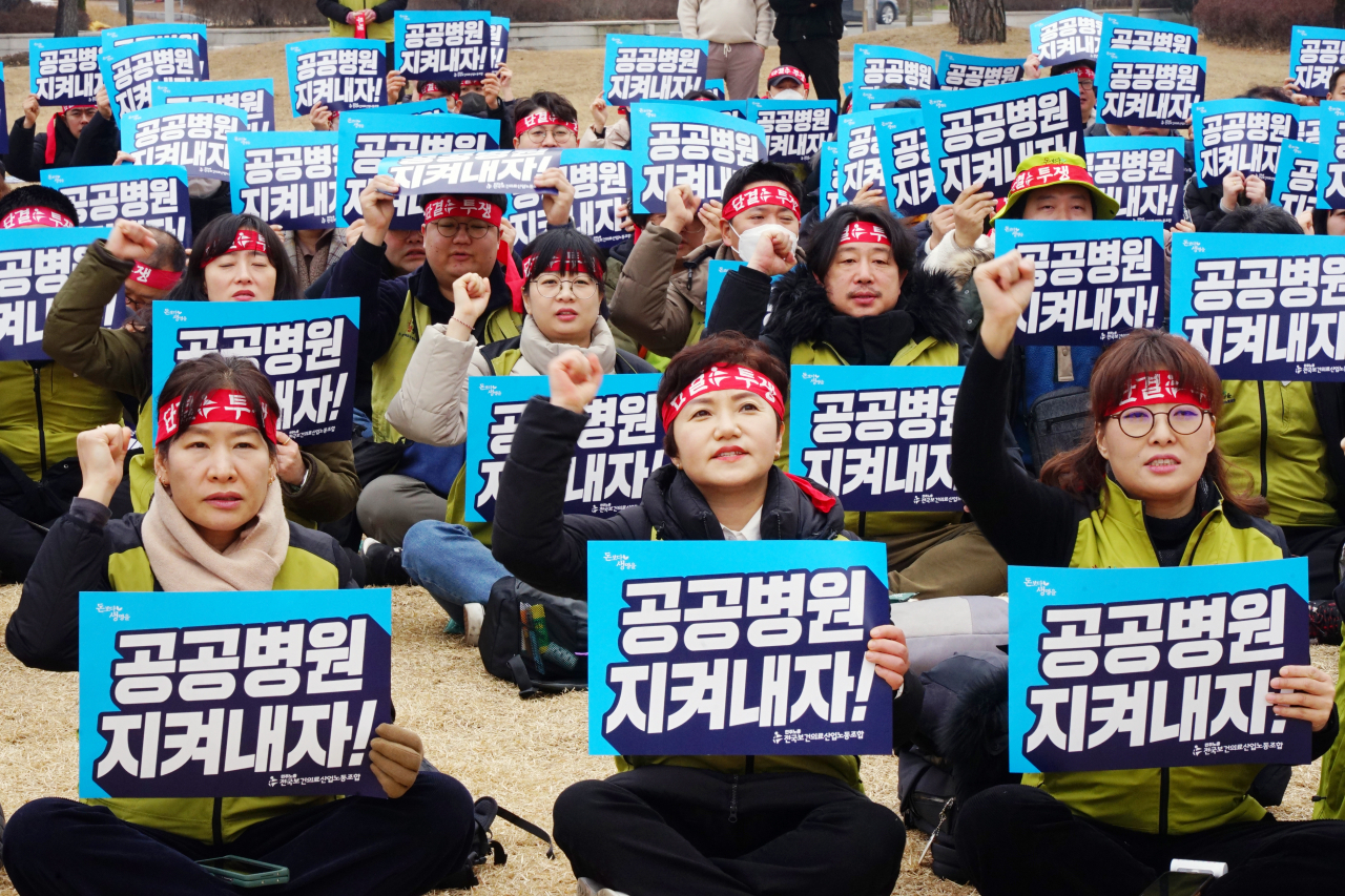 1일 오후 광주 서구 광주시청 앞에서 전국보건의료산업노동조합 조합원들이 광주시립 제2요양병원 재개원을 촉구하는 결의대회를 하고 있다.[연합]