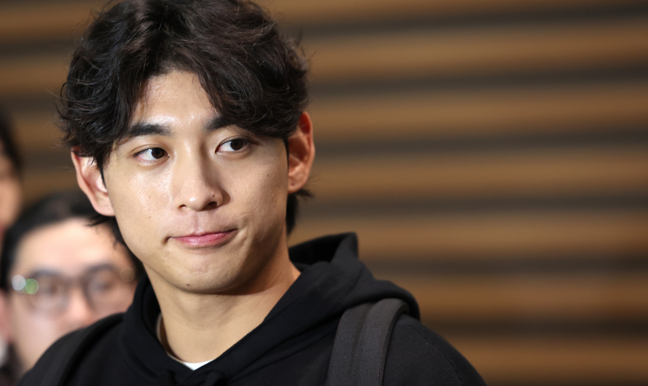 '바람의 손자' 이정후(샌프란시스코 자이언츠)가 미국프로야구 메이저리그(MLB) 첫해 도전을 위해 1일 오후 인천국제공항 2터미널을 통해 출국하기 앞서 취재진의 질문에 답하고 있다. [연합]