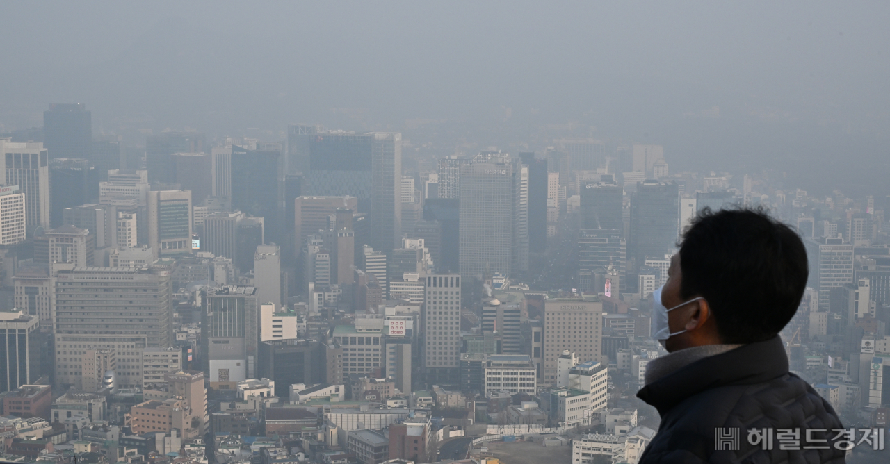 초미세먼지 주의보가 발령된 1일 서울 남산에서 바라본 도심 일대가 미세먼지로 인해 탁한 모습을 보이고 있다. 임세준 기자