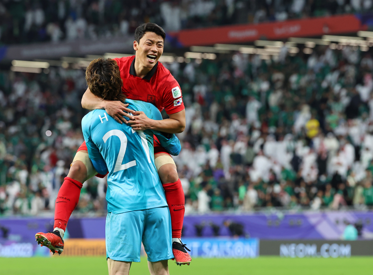 1월 30일(현지시간) 카타르 알라이얀 에듀케이션 시티 스타디움에서 열린 2023 아시아축구연맹(AFC) 아시안컵 16강전 한국과 사우디아라비아의 경기에서 한국의 네번째 승부차기 키커로 나선 황희찬이 8강 진출을 결정짓는 슛을 성공시킨 뒤 조현우와 기뻐하고 있다. [연합]