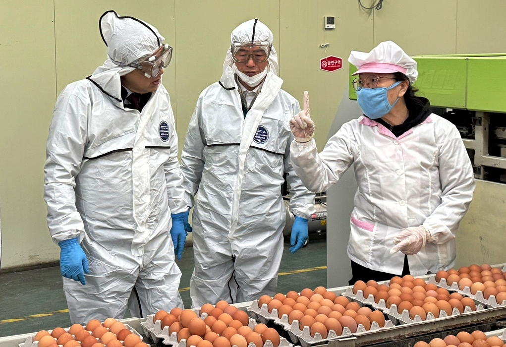 주낙영 경주시장이 산란계 농장을 점검하고 있다.[경주시 제공]