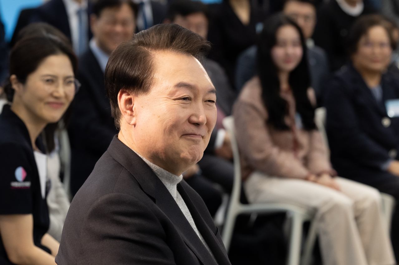 윤석열 대통령이 1일 경기도 성남시 분당서울대병원에서 열린 '국민과 함께하는 민생토론회-여덟 번째, 생명과 지역을 살리는 의료개혁'에 참석했다. [연합]