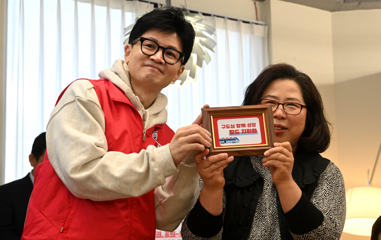 한동훈 국민의힘 비상대책위원장이 31일 경기도 수원시의 한 카페에서 '구도심 함께 성장' 공약 발표에 앞서 택배 배송 퍼포먼스를 하고 있다. [연합]