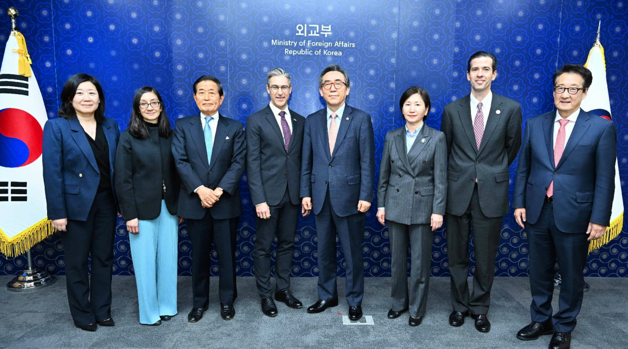 조태열 외교부 장관(오른쪽 네 번째)이 1일 외교부에서 데이먼 윌슨 전미민주주의기금(NED) 회장(왼쪽 네 번째)과 빅터 차 전략국제문제연구소(CSIS) 아시아 담당 부소장 겸 한국석좌 등 민주주의 정책 전문가들과 함께 기념촬영을 하고 있다. [연합]