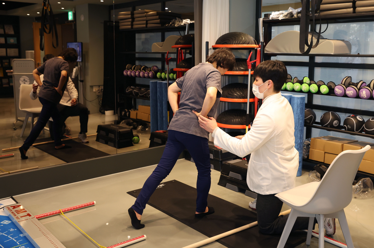 강남구 건강증진센터 헬스체크업 프로그램에서 자세 교정 운동을 지도하는 모습 [강남구 제공]