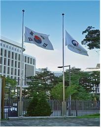 국가보훈부는 문경 화재 진압 중 순직한 故 김수광 소방장과 고 박수훈 소방교 안장식이 거행되는 3일 세종 보훈부 본부를 포함한 전국 지방보훈관서와 국립묘지, 소속 공공기관에 조기를 게양한다고 2일 밝혔다. 지난해 3월 故 성공일 소방교 작고 시 보훈부 본부에 게양된 조기. [국가보훈부 제공]