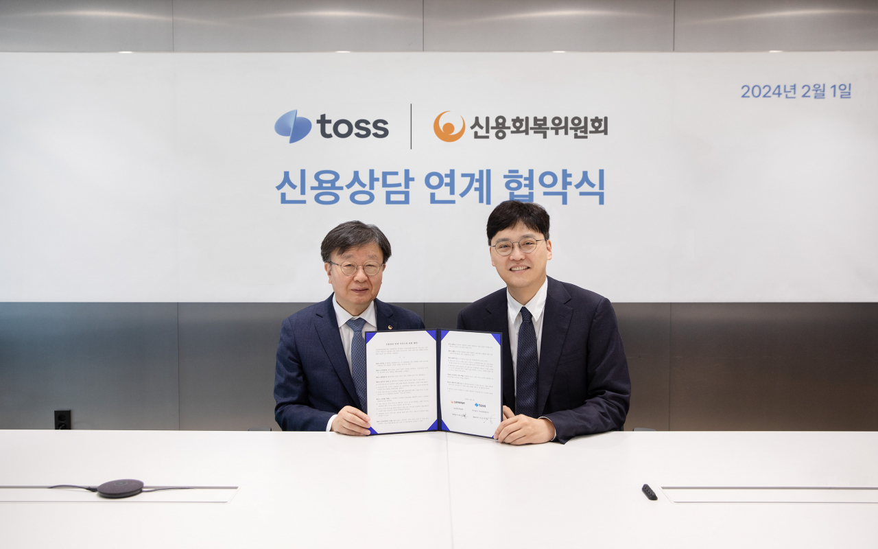 이재연(왼쪽) 신용회복위원회 위원장과 이승건 비바리퍼블리카(토스) 대표가 신용 상담 연계 협약식에서 기념 사진을 촬영하고 있다.[토스 제공]