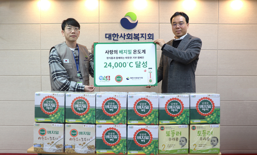 이기준(왼쪽부터) 대한사회복지회 기업마케팅팀장과 서원상 정식품 홍보팀장이 기념사진을 촬영하고 있다. [정식품 제공]
