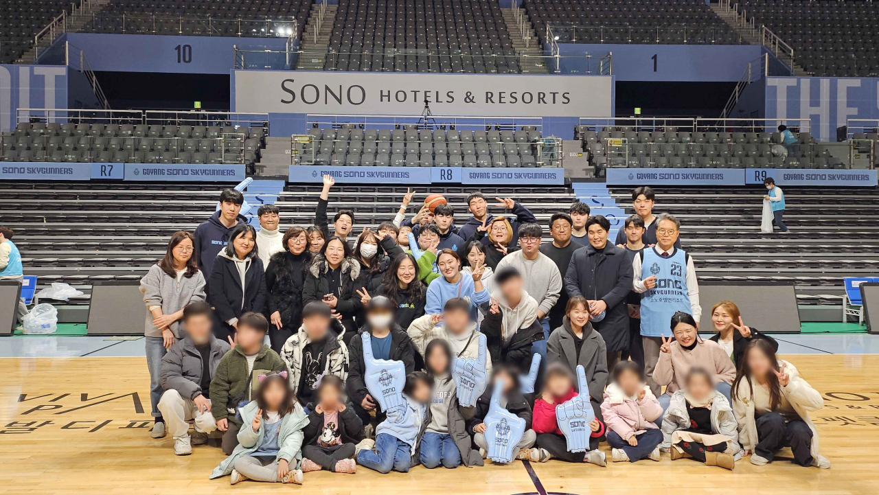 아동보호시설 어린이 농구경기 관람 체험학습 봉사에서 기념사진을 촬영하고 있다. [광동제약 제공]