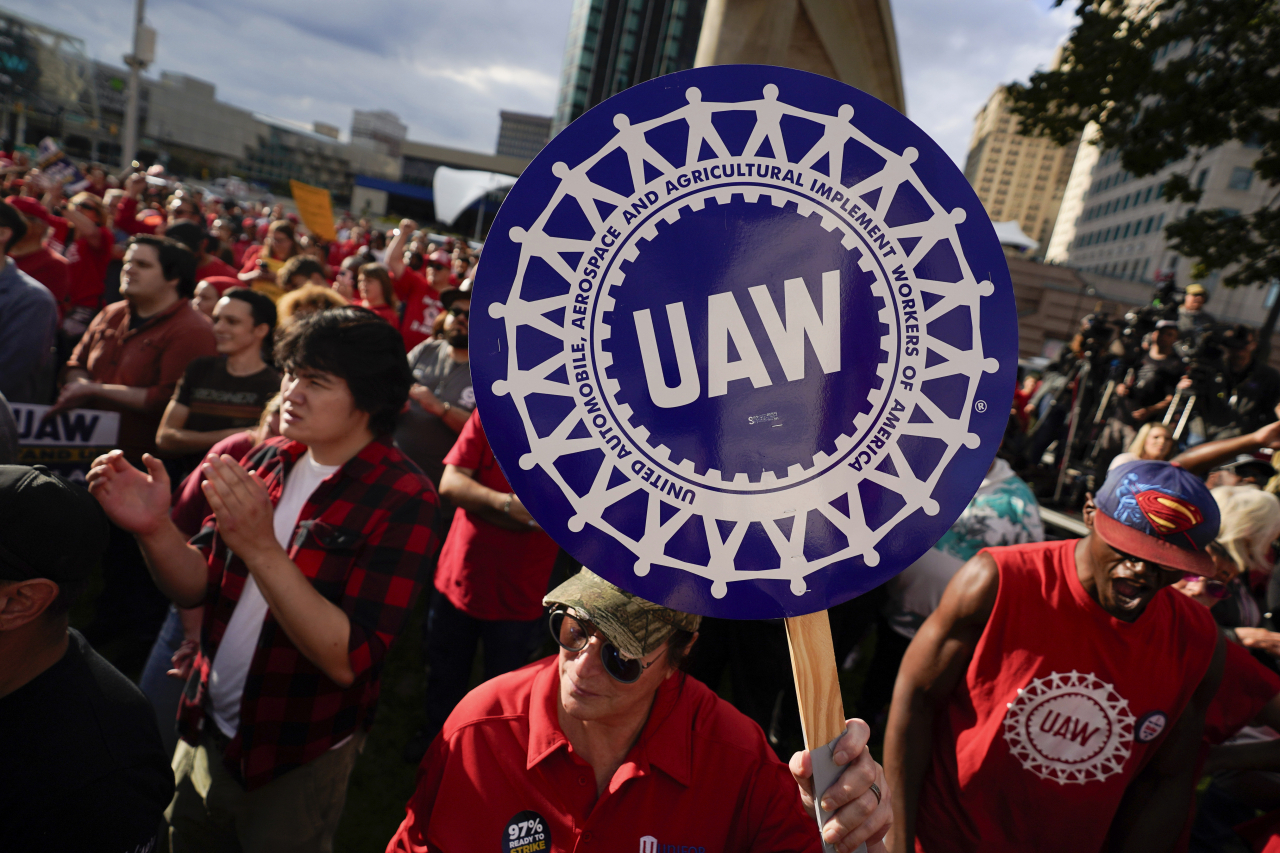 전미자동차노조(UAW)가 지난해 9월 미국 디트로이트에서 집회를 연 모습. [AP]