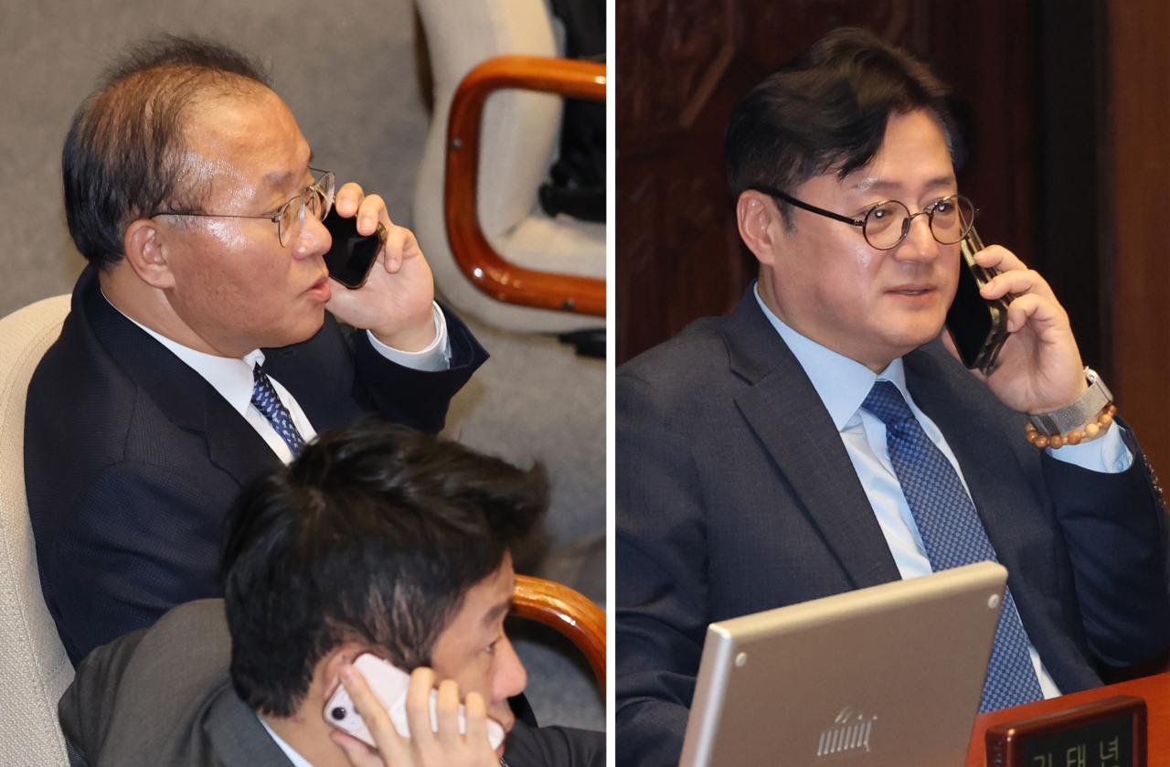 1일 국회 본회의에서 윤재옥 국민의힘 원내대표와 홍익표 더불어민주당 원내대표이 통화하고 있다. 같은 시간 통화하고 있었지만 상대방은 확인할 수 없다. [연합]