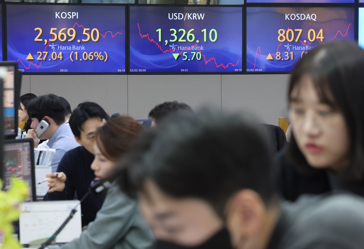 2일 오전 서울 중구 하나은행 본점 딜링룸에서 직원들이 업무를 보고 있다. 코스피가 이날 미국 빅테크 기업들의 실적 호전 소식 등에 힘입어 장 초반 강세를 보이고 있다. [연합]